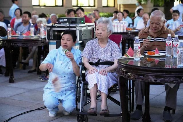 露天电影送关怀点亮银龄夜生活(图1)