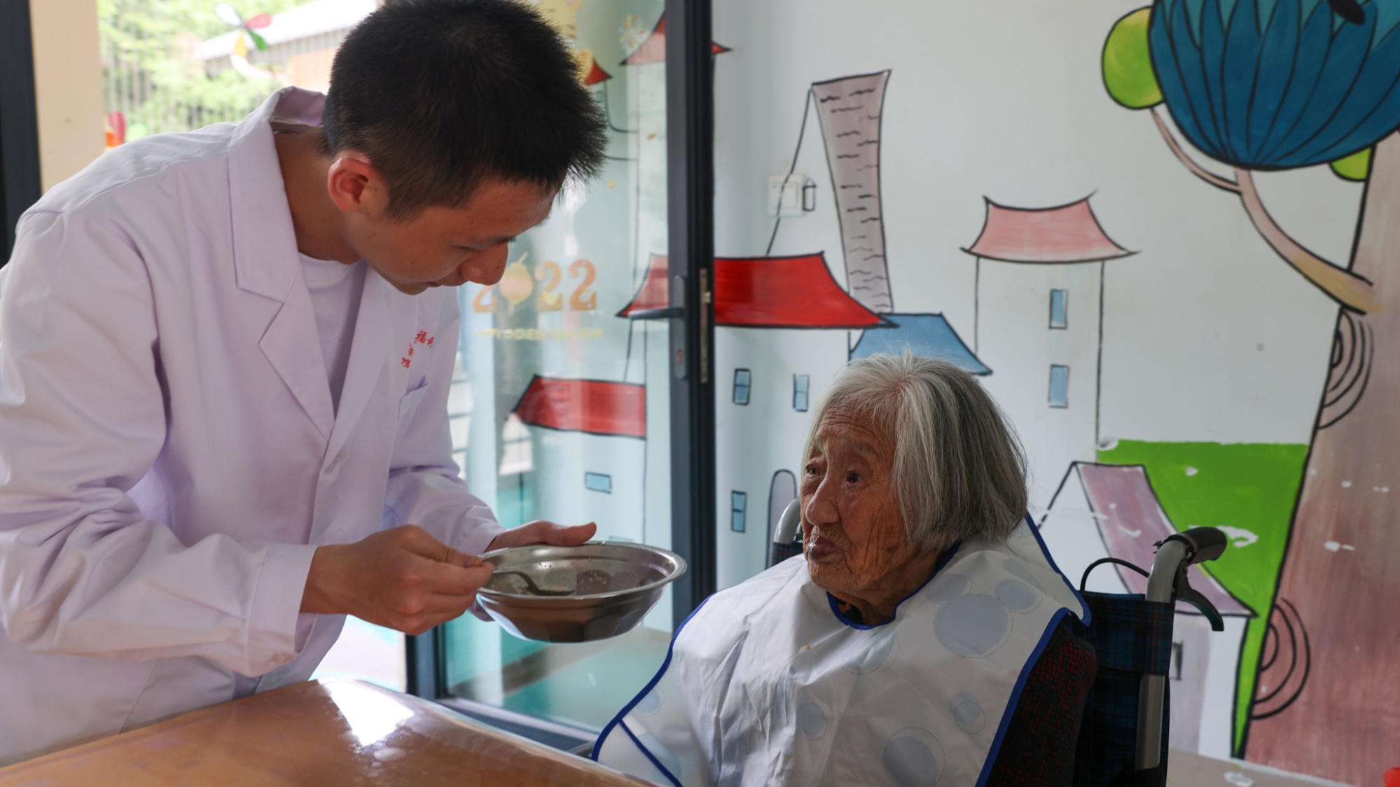 2024听两会丨全国政协委员张金英谈“护理人员缺口约千万”：养老院护理收费较高基层养老服务人才严重缺乏(图1)