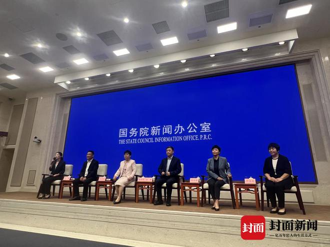 九游会J9网站：对话“最美医生”代表邓宝凤：从事护理工作40年努力为老年人提供服务(图1)