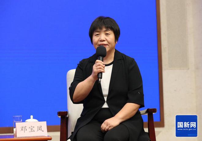 九游会J9网站：对话“最美医生”代表邓宝凤：从事护理工作40年努力为老年人提供服务(图2)