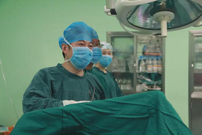 河南信合医院普外科成功为九旬老人施行腹腔镜下阑尾切除术+肠粘连松解术(图2)