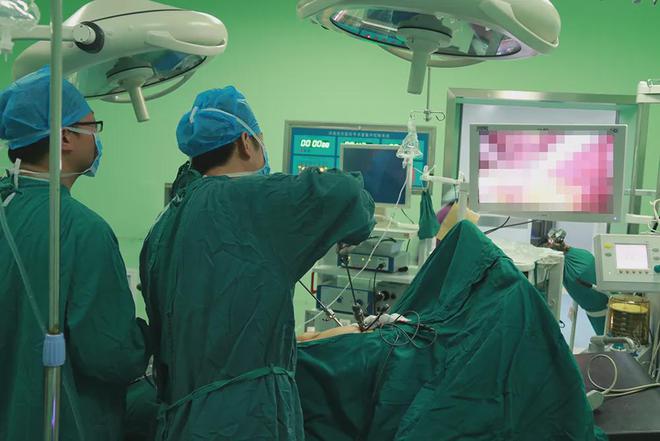 河南信合医院普外科成功为九旬老人施行腹腔镜下阑尾切除术+肠粘连松解术(图1)