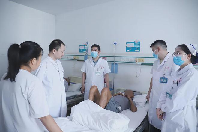 河南信合医院普外科成功为九旬老人施行腹腔镜下阑尾切除术+肠粘连松解术(图3)