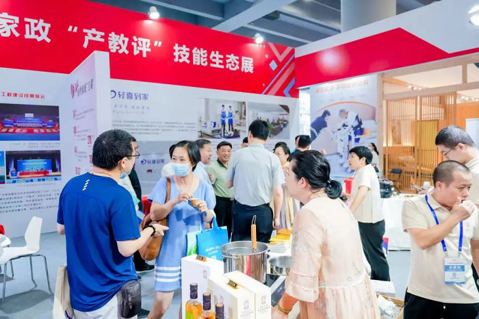 轻喜到家亮相2024广东家博会获评年度领军企业(图5)
