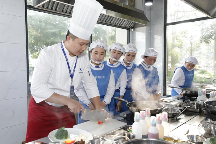 轻喜到家亮相2024广东家博会获评年度领军企业(图8)