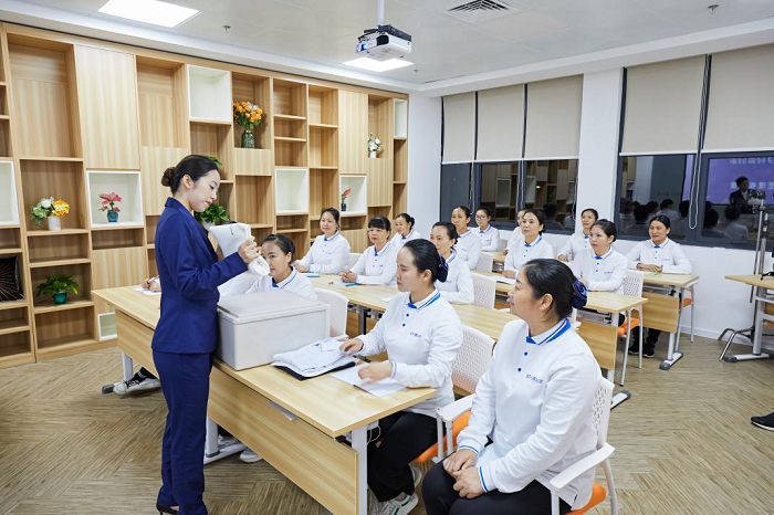 轻喜到家亮相2024广东家博会获评年度领军企业(图7)