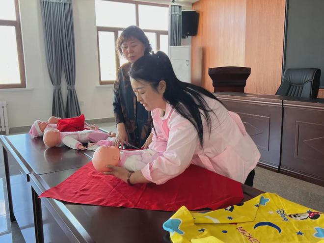 九游会J9平台：“草原福嫂”呼伦贝尔巾帼家政万人培训工程——陈巴尔虎旗2024年首期培训班开班(图5)