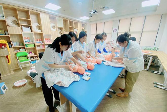 九游会J9网站：河源培训创融大湾区鲲鹏职校助推河源“南粤家政”工程高质量发展(图1)