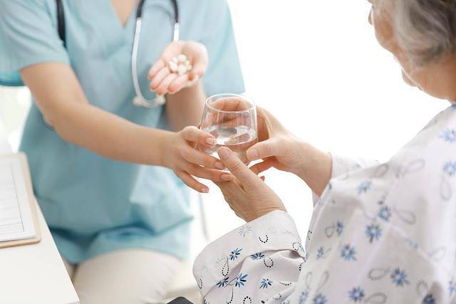 九游会J9平台：居家医疗、免陪护、安宁疗护……“适老化”价格项目新增了啥？(图2)