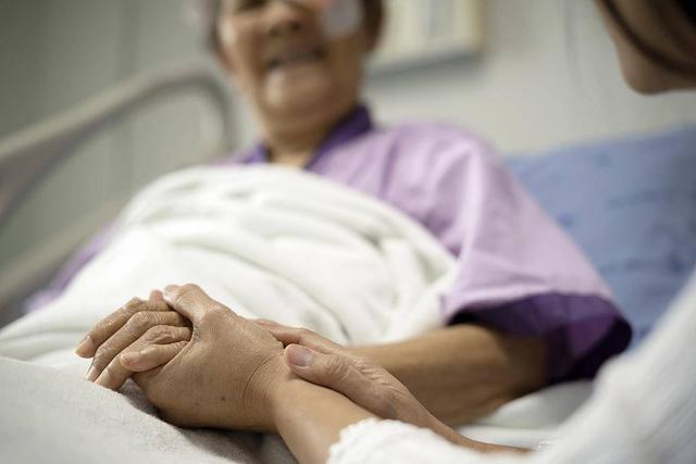 九游会J9平台：居家医疗、免陪护、安宁疗护……“适老化”价格项目新增了啥？(图1)