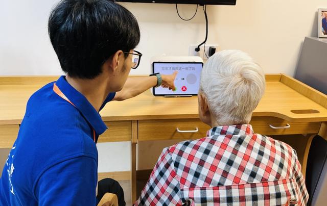 完善社区老年认知障碍照护服务黄浦为老人编织起立体支持网(图1)