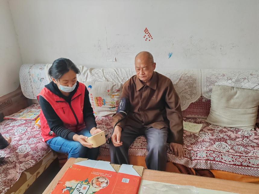 九游会J9平台：多元暖心服务托起最美“夕阳红”――平阴县“情暖夕阳”经济困难失能老年人关爱项目纪实_泉城新闻_大众网(图2)