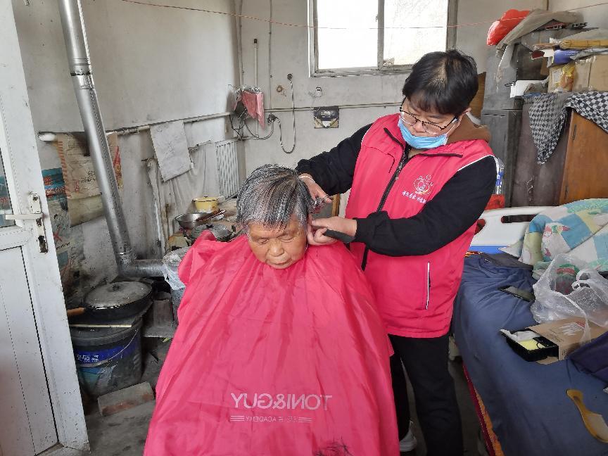 九游会J9平台：多元暖心服务托起最美“夕阳红”――平阴县“情暖夕阳”经济困难失能老年人关爱项目纪实_泉城新闻_大众网(图3)