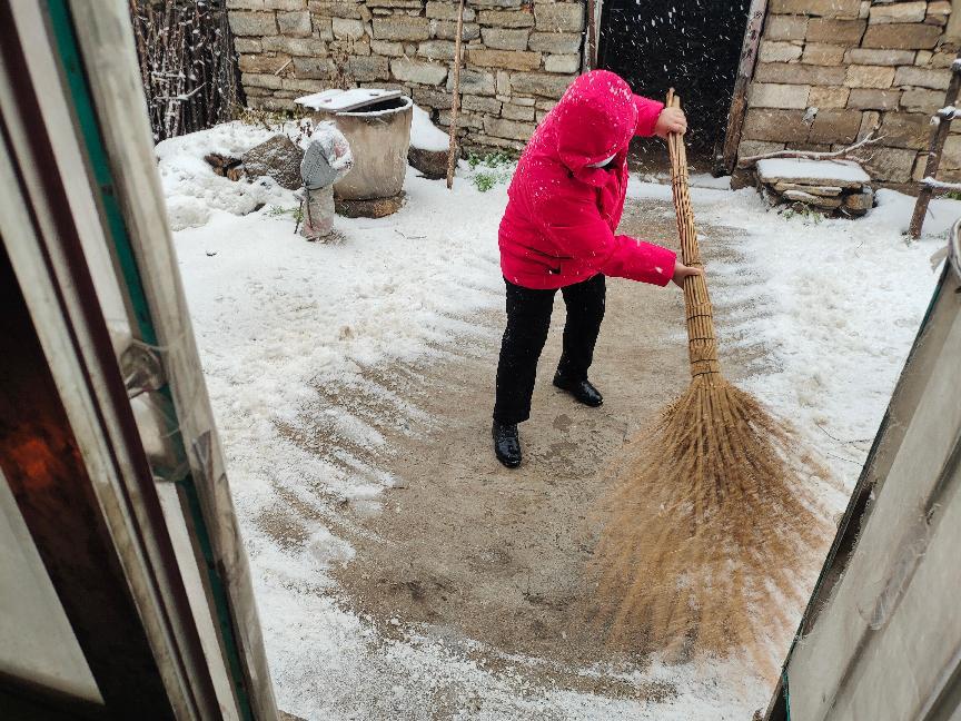 九游会J9平台：多元暖心服务托起最美“夕阳红”――平阴县“情暖夕阳”经济困难失能老年人关爱项目纪实_泉城新闻_大众网(图5)