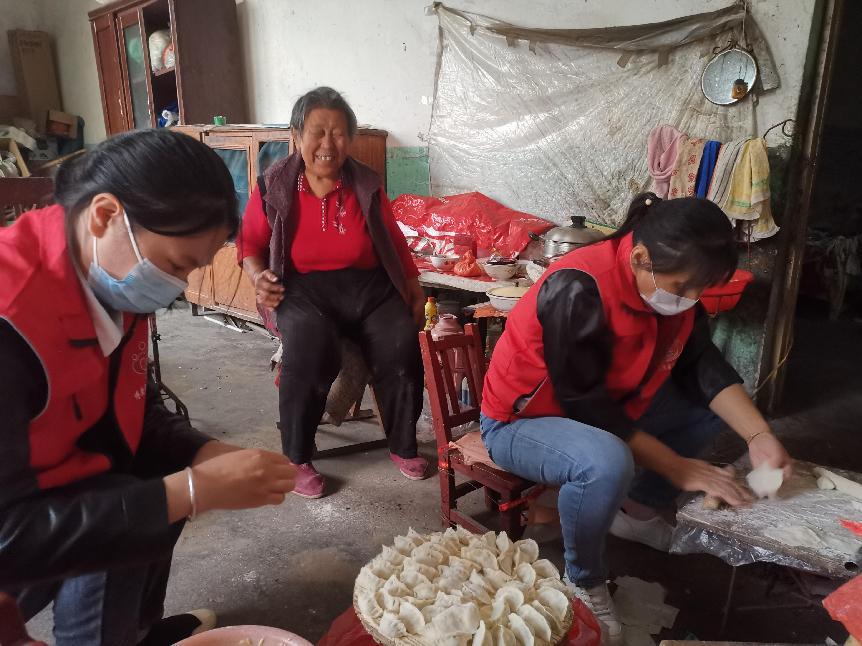 九游会J9平台：多元暖心服务托起最美“夕阳红”――平阴县“情暖夕阳”经济困难失能老年人关爱项目纪实_泉城新闻_大众网(图4)