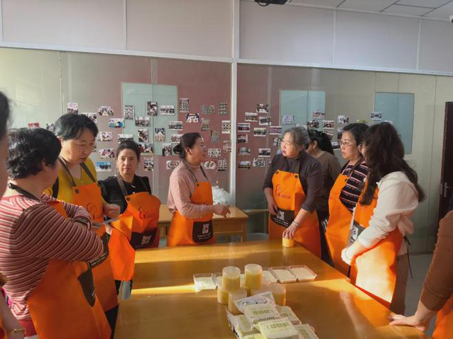 【草原福嫂送技到家】鄂温克旗2024年第二期呼伦贝尔“草原福嫂”巾帼家政“花式”培训课堂开课啦！(图1)