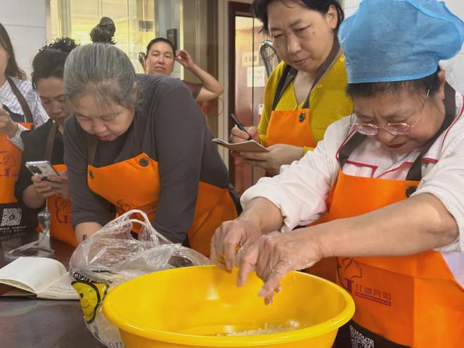 【草原福嫂送技到家】鄂温克旗2024年第二期呼伦贝尔“草原福嫂”巾帼家政“花式”培训课堂开课啦！(图2)