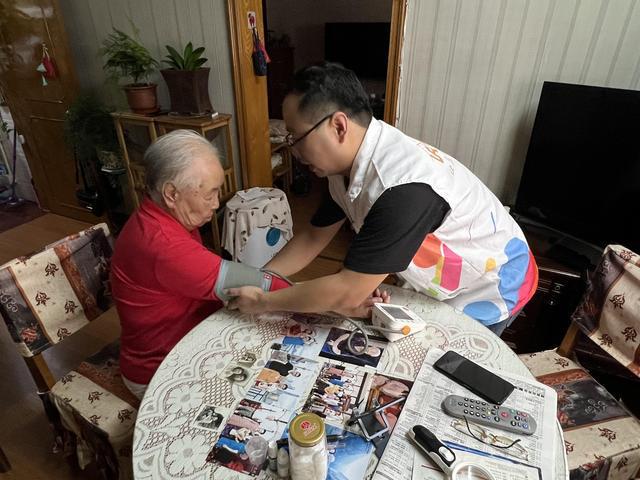 家床服务走进老人心里居家也可尽享专业养老服务(图2)