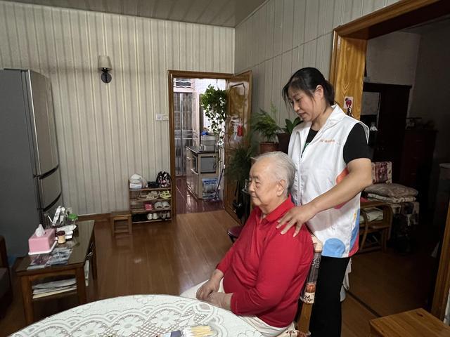 家床服务走进老人心里居家也可尽享专业养老服务(图1)
