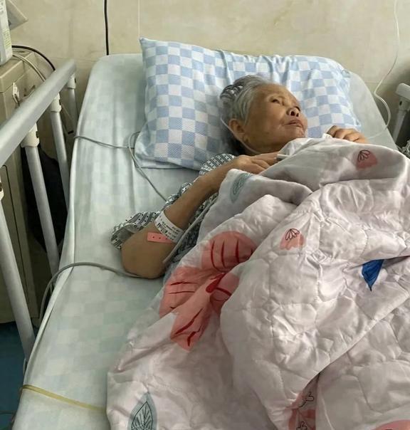 人到老年生活不能自理了怎么办？聪明人做好这两个准备。(图1)