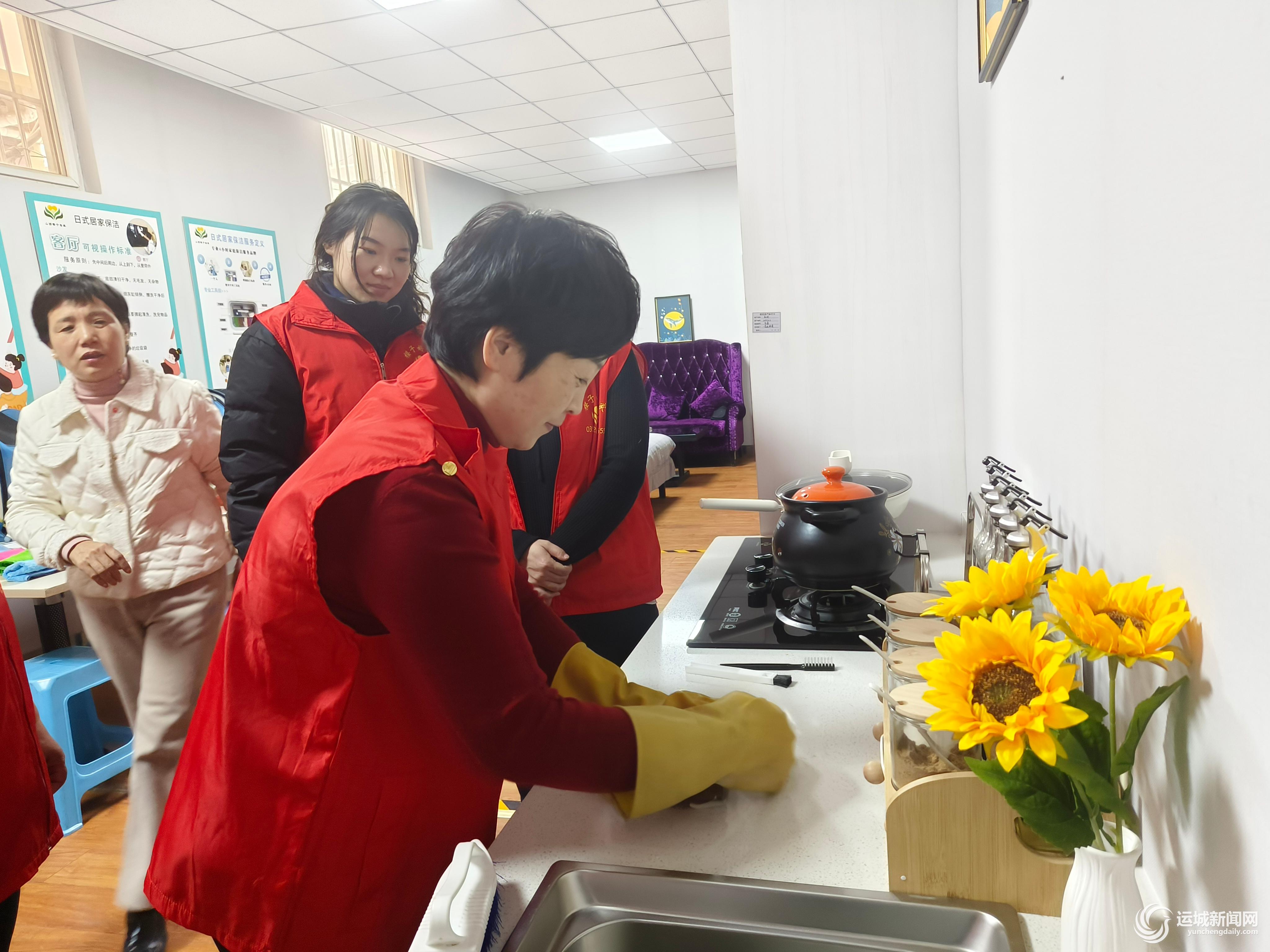 九游会J9平台：家政培训帮助更多人就业(图2)
