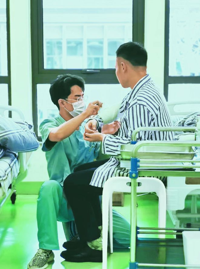 九游会J9网站：太火爆！上海这个专业毕业生遭疯抢33人挑120个岗位…家长担忧：工作内容是伺候人？(图2)