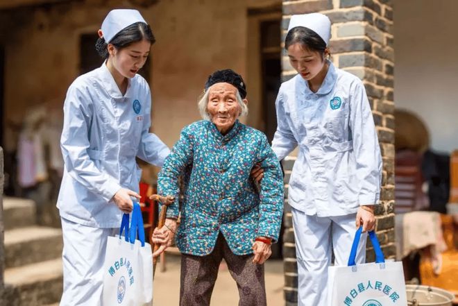 护工虐待老人发生率超15%！国家推出免陪照护制度到底有没有用(图5)