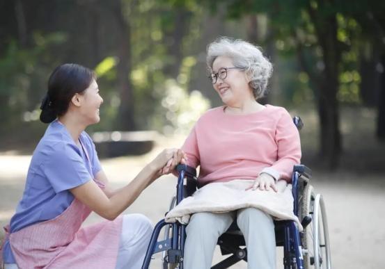护工虐待老人发生率超15%！国家推出免陪照护制度到底有没有用(图12)