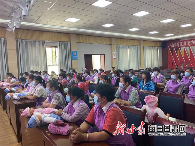 巾帼家政服务助力瓜州妇女创业致富(图1)