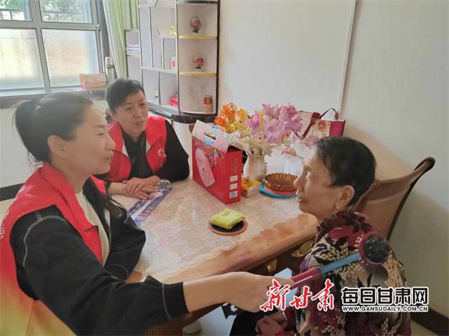 巾帼家政服务助力瓜州妇女创业致富(图2)