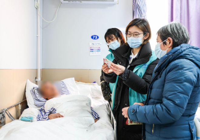 九游会J9平台：蛇年第一场寒潮中金融上门服务温暖人心(图2)
