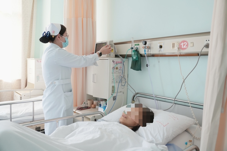 沪上医院“无陪护病房”悄然兴起：能否破解“老人生病子女误工”？(图1)