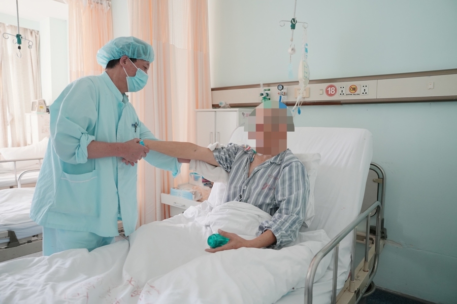 沪上医院“无陪护病房”悄然兴起：能否破解“老人生病子女误工”？(图3)