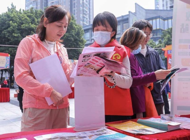 九游会J9平台：“春暖羊城”家政集市：供需对接、技能培训促就业(图3)