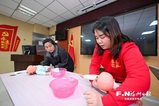 福州“龙宝宝”催热市场育婴员“千金难求”(图1)