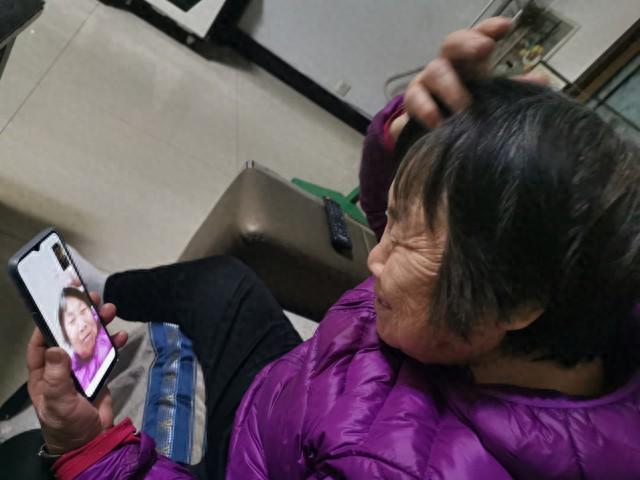 九游会J9网站：老人一旦生病家庭苦不堪言！如何拯救照护者解决老人生病问题(图1)