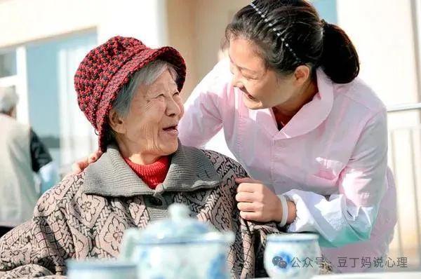 九游会J9网站：发现这个社会的奇怪养老窘境：护理老人的也是老人(图9)
