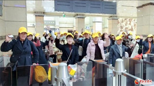 九游会J9平台：甘肃临夏州积石山县44名“陇原妹”赴京提技促就业(图1)