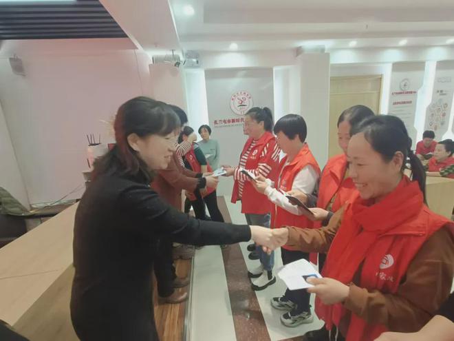 “草原福嫂”呼伦贝尔巾帼家政万人培训工程扎兰屯市2024年第四期培训班圆满结业(图5)