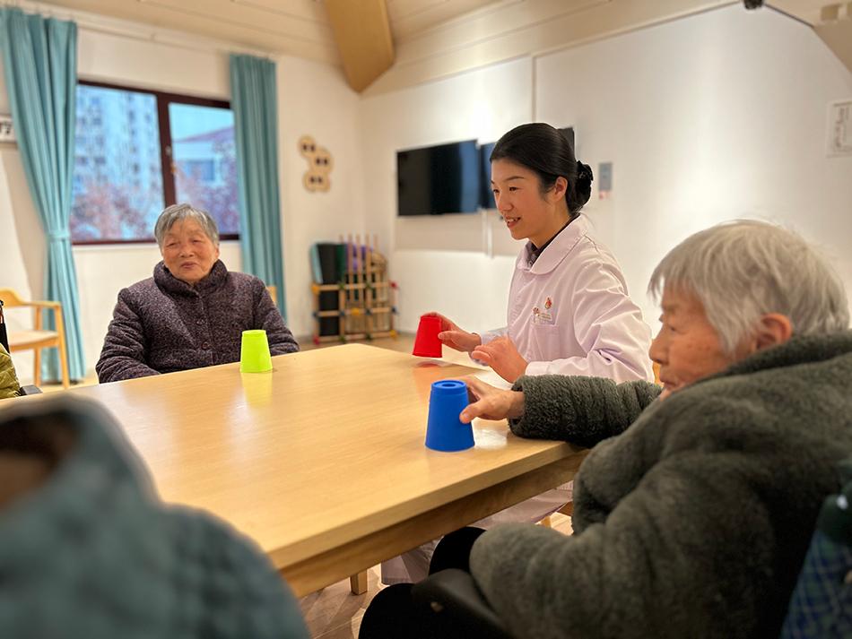 九游会J9平台：三个“90后”护理员遇上“90后”老人(图1)