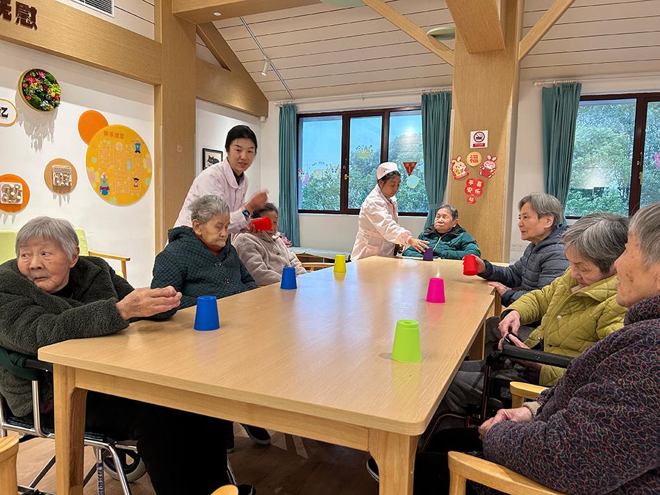 九游会J9平台：三个“90后”护理员遇上“90后”老人(图3)