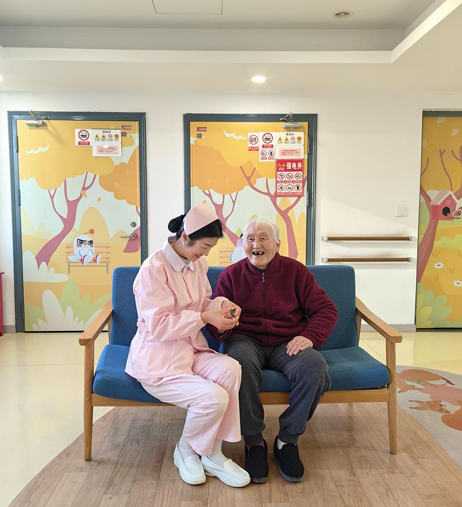 九游会J9平台：三个“90后”护理员遇上“90后”老人(图6)