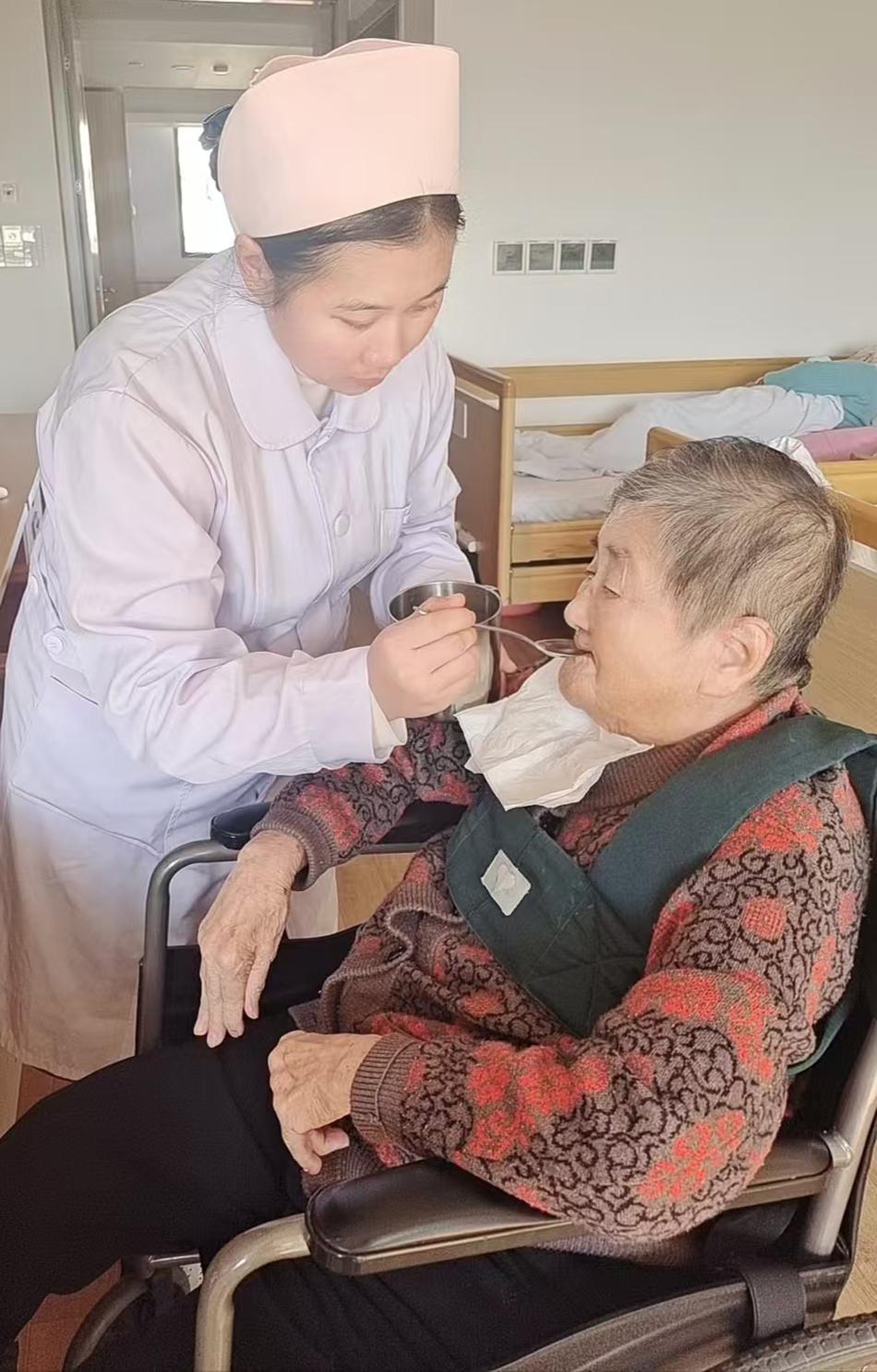 九游会J9平台：三个“90后”护理员遇上“90后”老人(图7)