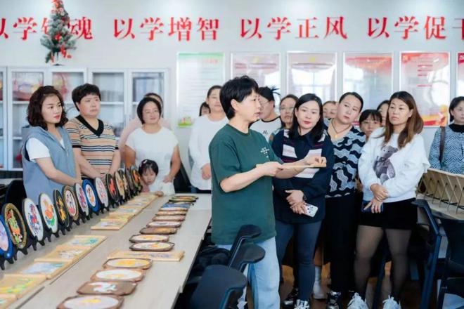 青城巾帼·她力量丨赛罕区妇联：“技能培训+巾帼家政进社区+庭院经济”三驾马车拉动妇女就业创业(图2)