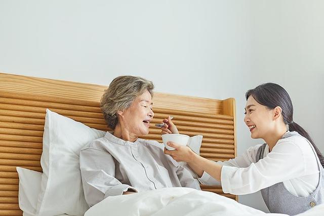 避免“一人住院全家忙”免陪照护让病人更有“医”靠(图2)