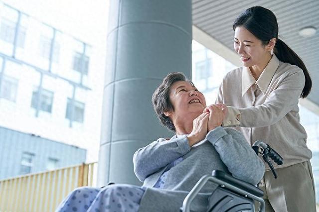 避免“一人住院全家忙”免陪照护让病人更有“医”靠(图1)