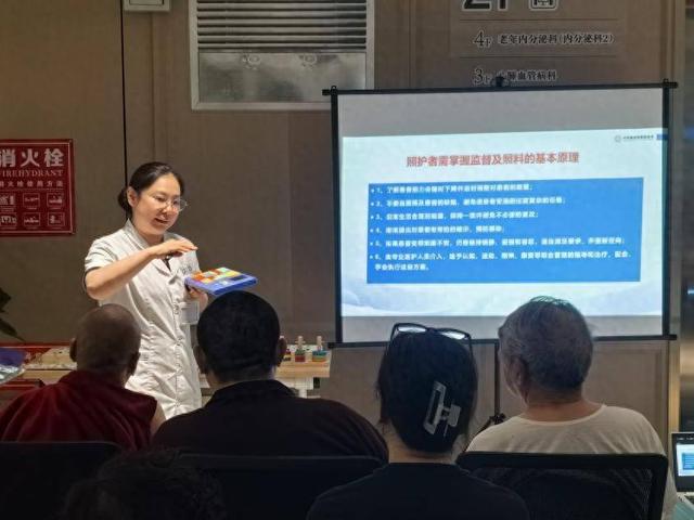 “60后”照顾“80后”这场培训为居家养老提供专业指导(图1)