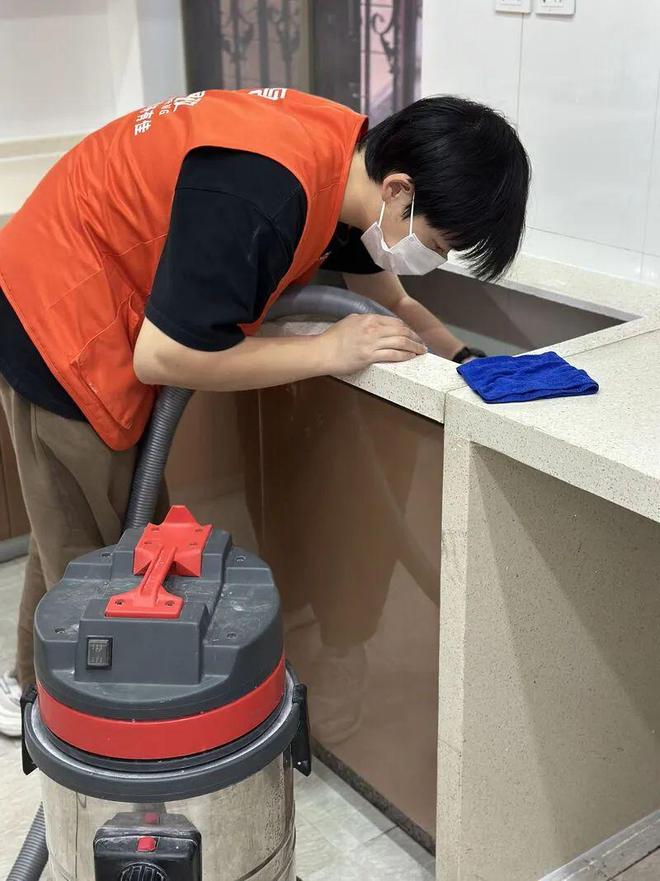 九游会J9网站：00后大学毕业生在深圳做保洁收入曝光(图4)