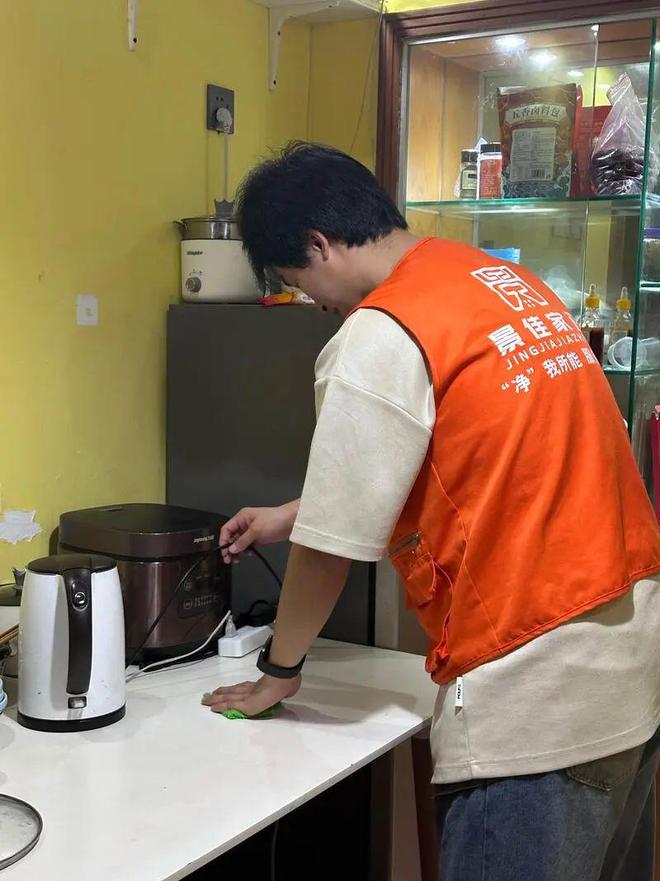 九游会J9网站：00后大学毕业生在深圳做保洁收入曝光(图5)
