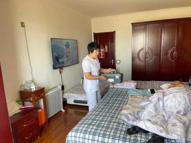 九游会J9网站：行业动态丨75岁老人的护理新体验：手机下单护士上门！(图1)